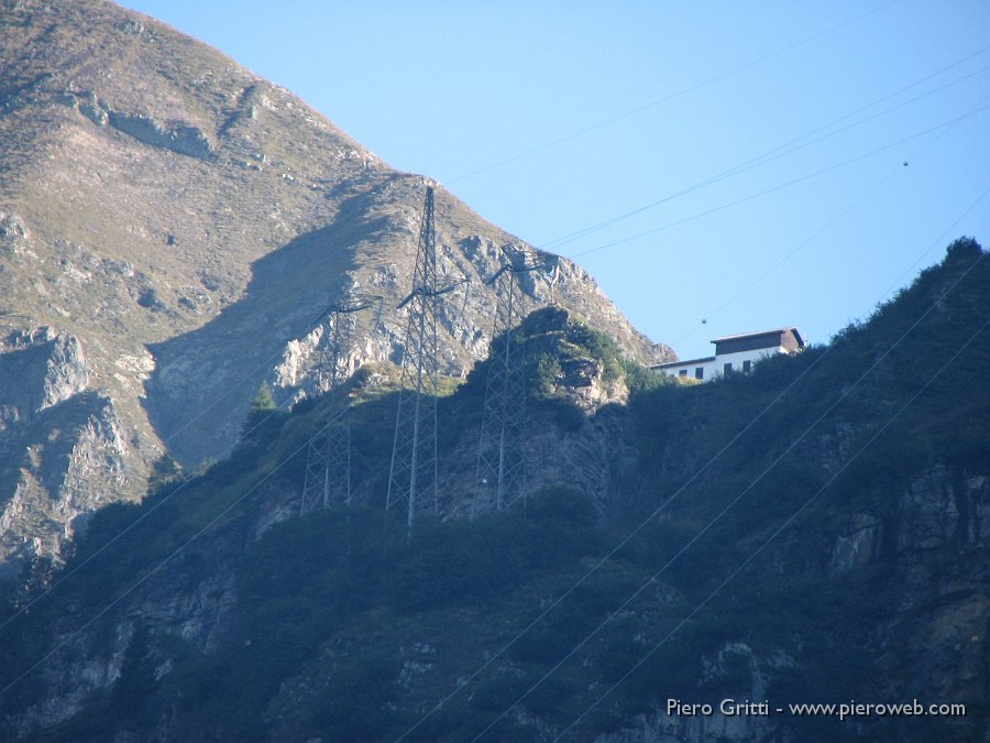 maslnaa-curo 013.jpg - Zoom verso il Rifugio Curò arroccato là in alto